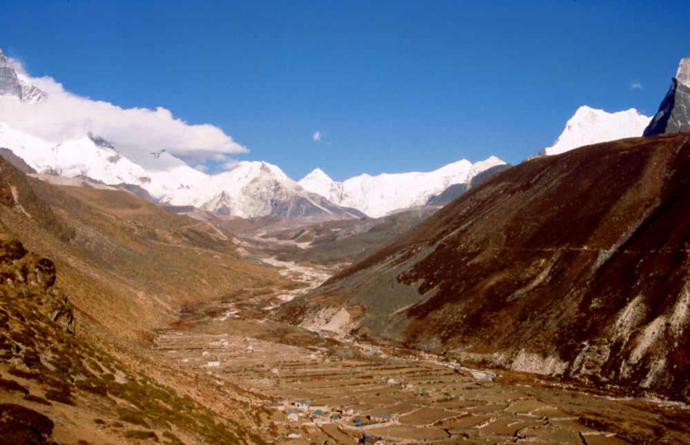 Letní osada Dingboche, vzadu Imja Tse a tibetská hranice