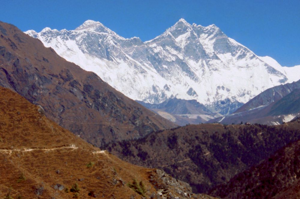 Mount Everest (vlevo) a Lhotse (8 516 m, vpravo)