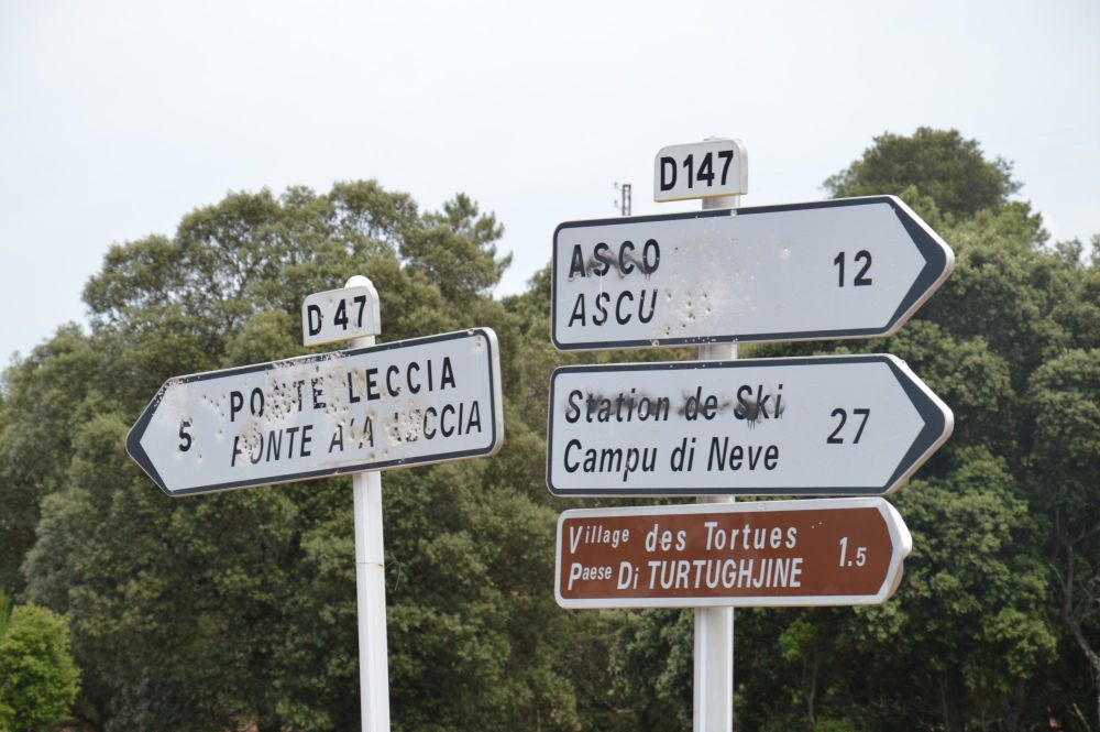 Na cestě do  do Haut Asco, někteří Korsičané nemají rády Francouze a francouzštinu