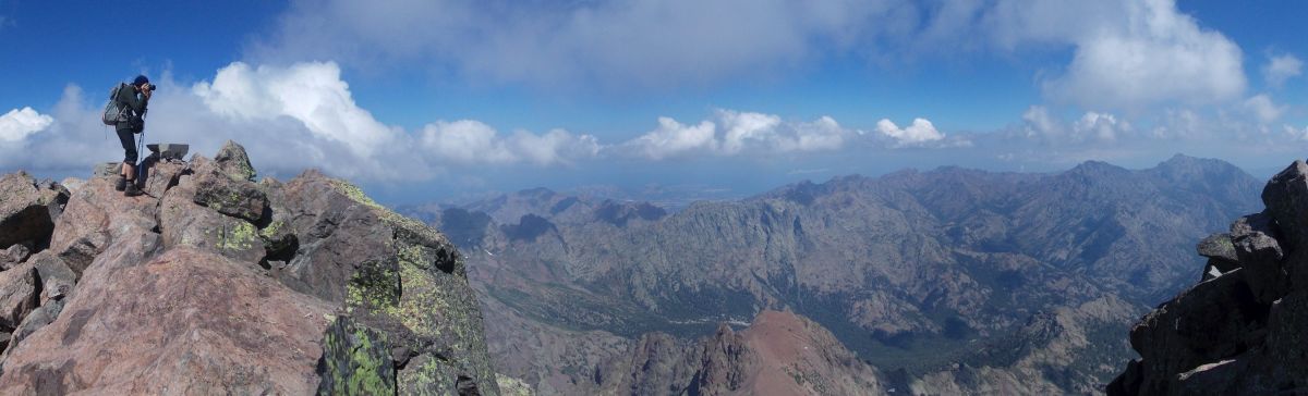 Na vrcholu Monte Cinto, pohled k severu