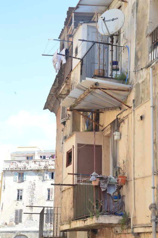 Bastia, venkovní záchody na balkónech