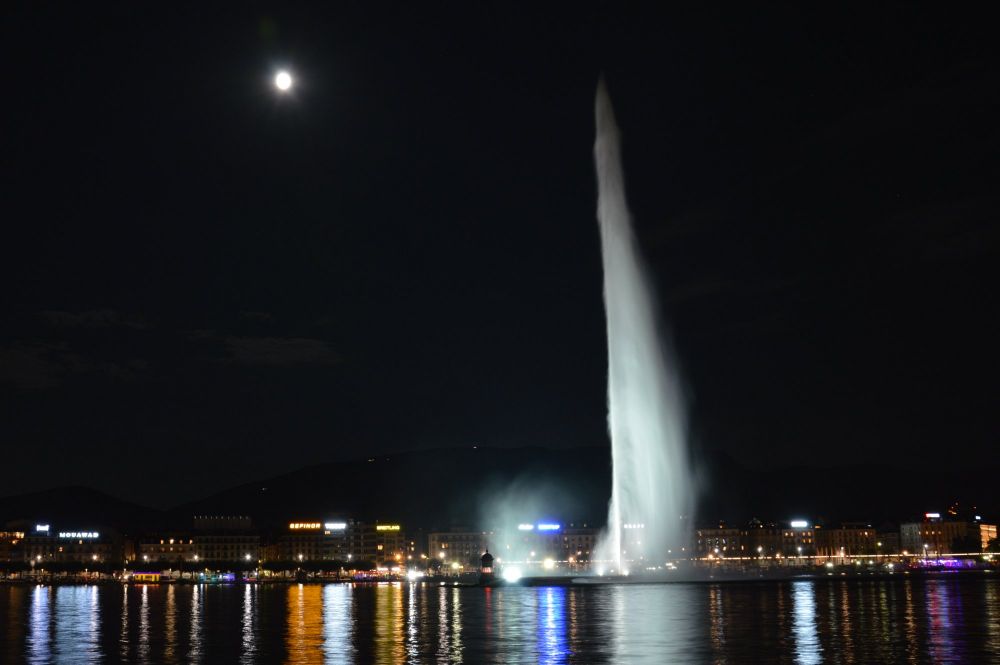 Noční Ženeva s měsícem