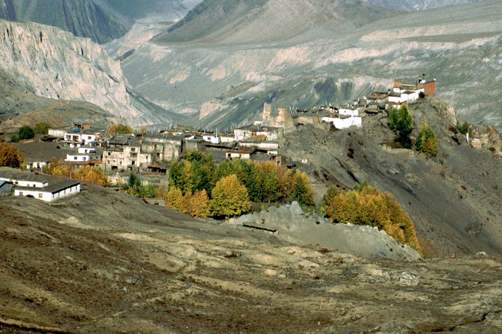 Vesnice Jharkot (nad údolím Kali Gandaki)