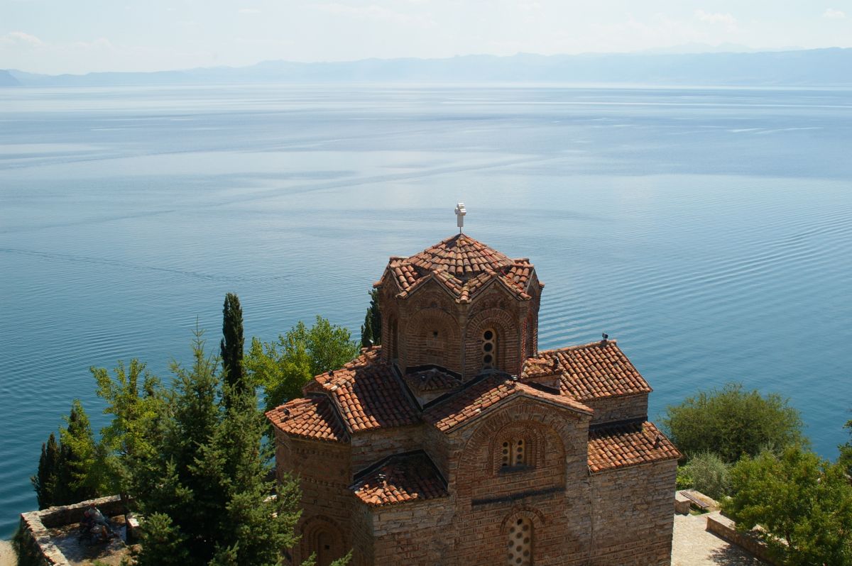 Kostelík na břehu Ohridského jezera