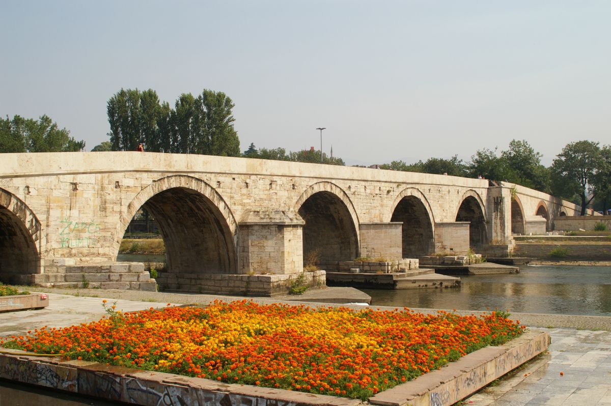 Skopje, kamenný most přes Vardar