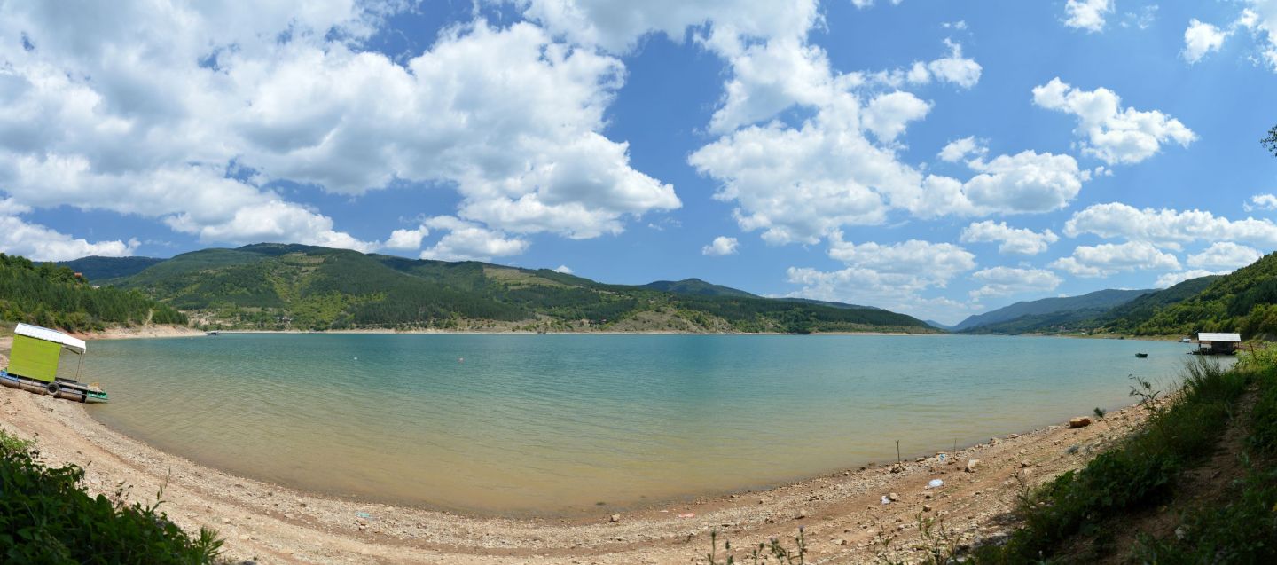 Zavojsko jezero kousek vedle hráze