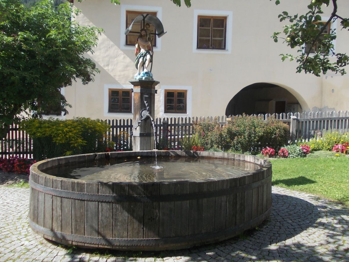 Dřevěný sud s fontánou pitné vody (všude v Rakousku i Itálii tekla pitná voda)