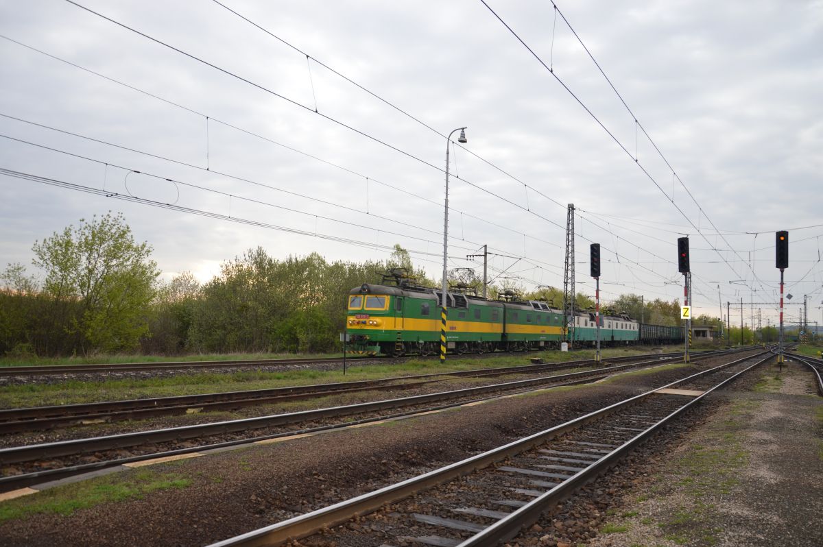 Slanec, nádraží, začátek putování na Slovensku.Širokorozchodný vlak asi z Ukrajiny či z Ruska