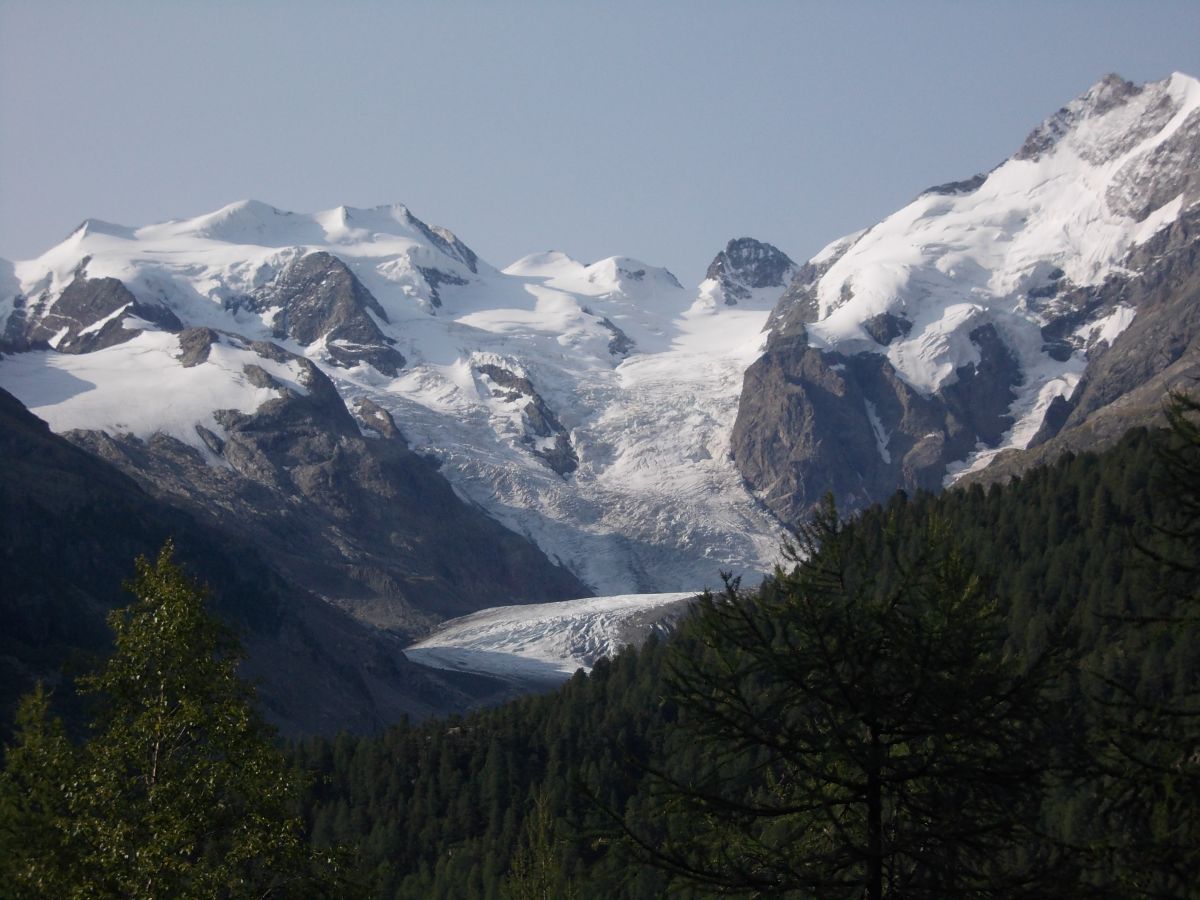 Údolí Bernina a pohled na ledovec a Piz Bernina