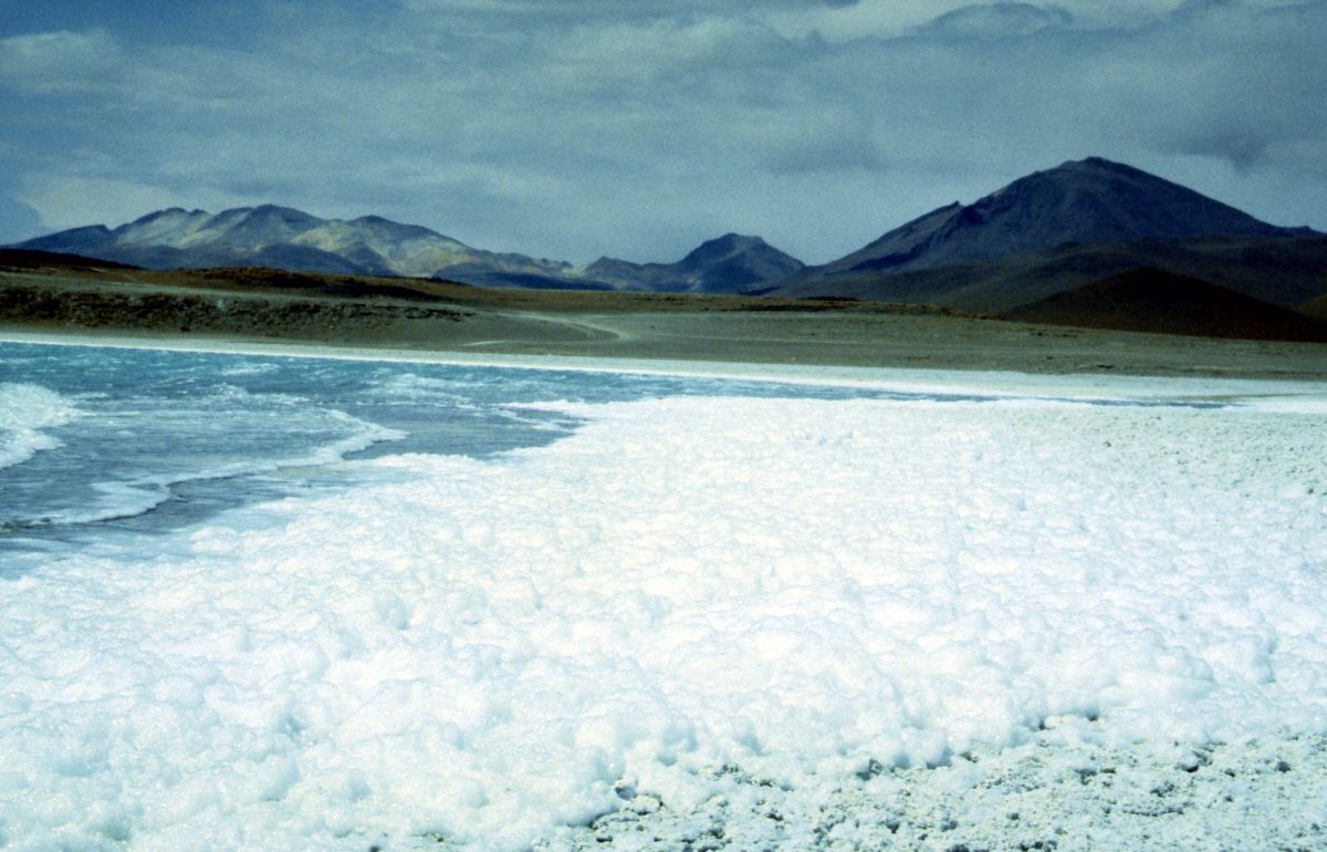 Laguna Verde, vysrážená sůl na břehu