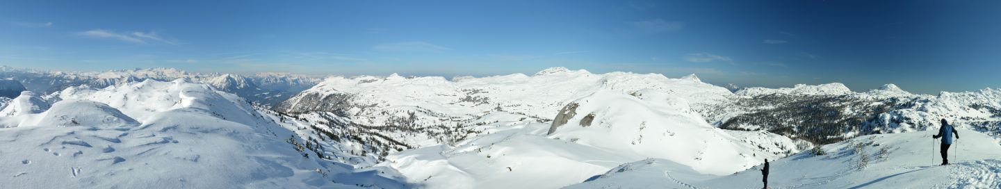 Grosser_Gsollberg, vlevo Dachstein, vpravo nejvyšší partie Totes Gebirge