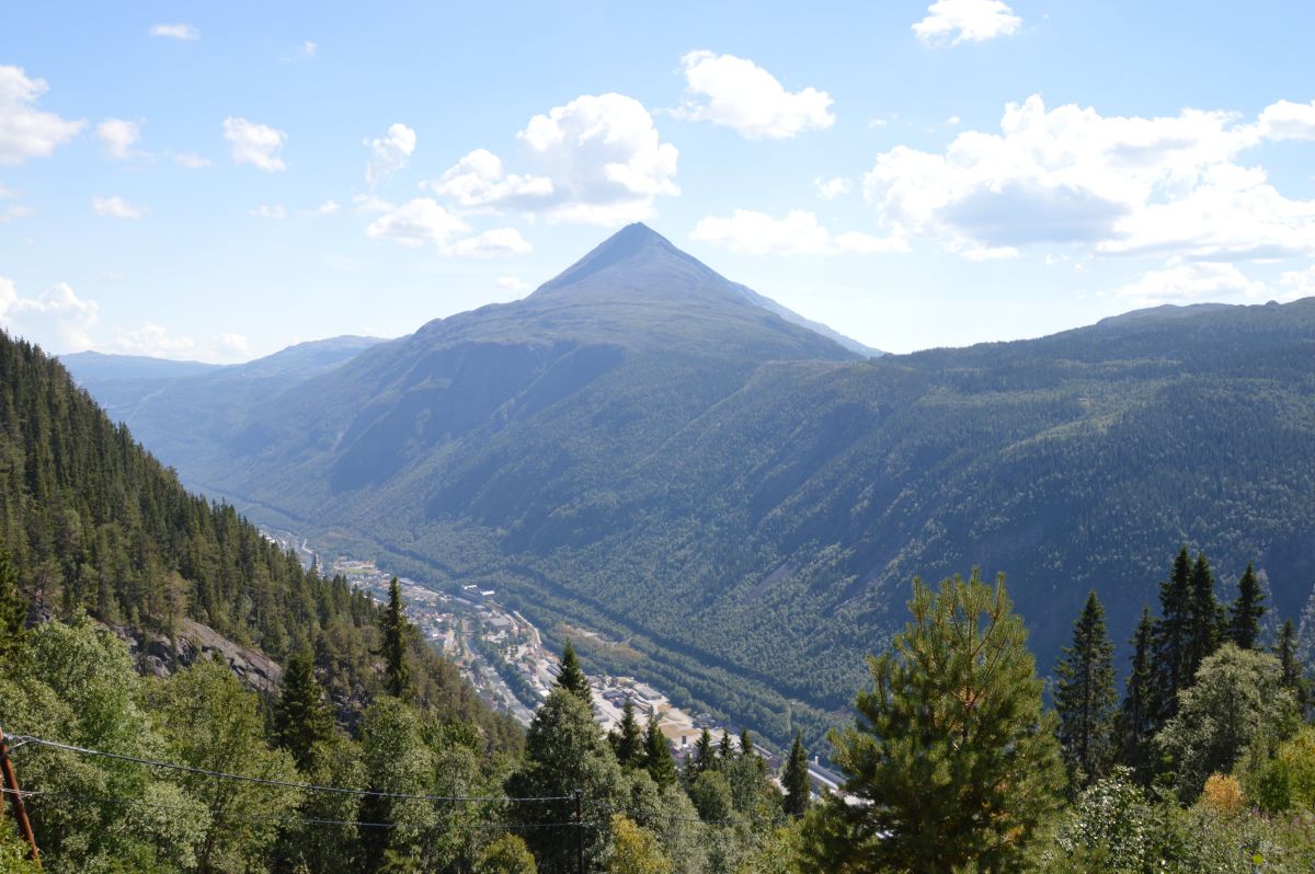 Městečko Rjukan a hora Gaustatoppen