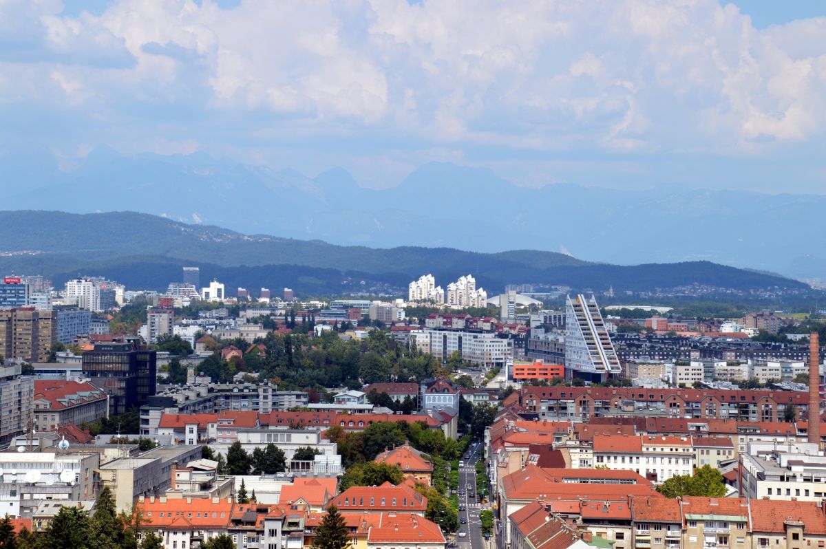 Lublaň, vzadu asi Kamnicko-Savinjské Alpy