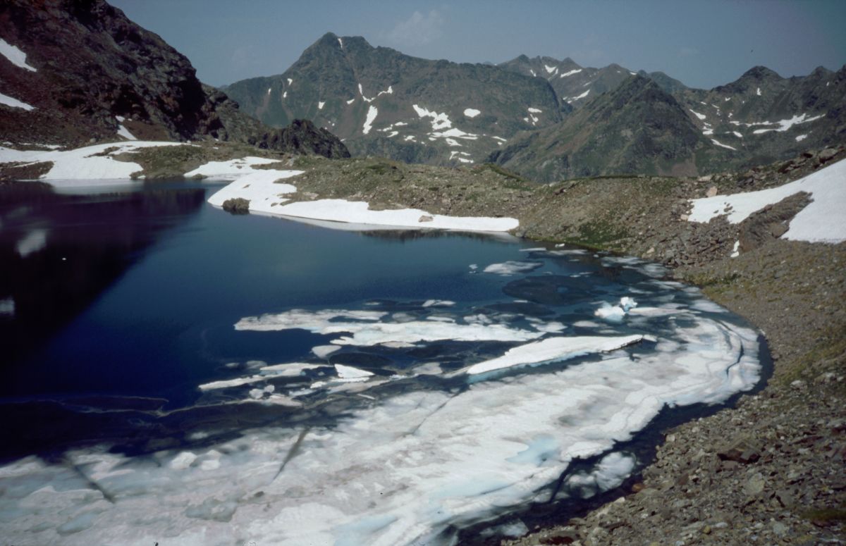 Sněhovo-ledovcové jezero