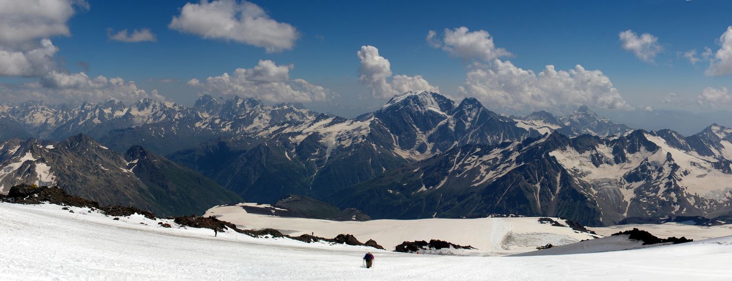 Na jižním svahu Elbrusu, pohled od Pastuchových kamenů