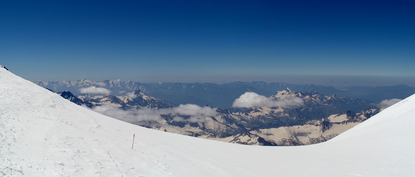 Kavkaz, mezi oběma vrcholy Elbrusu