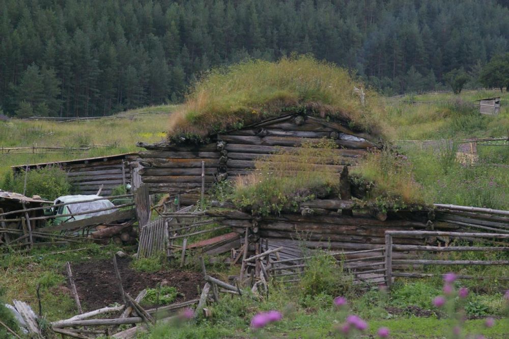 V údolí Duut – dům s trávou