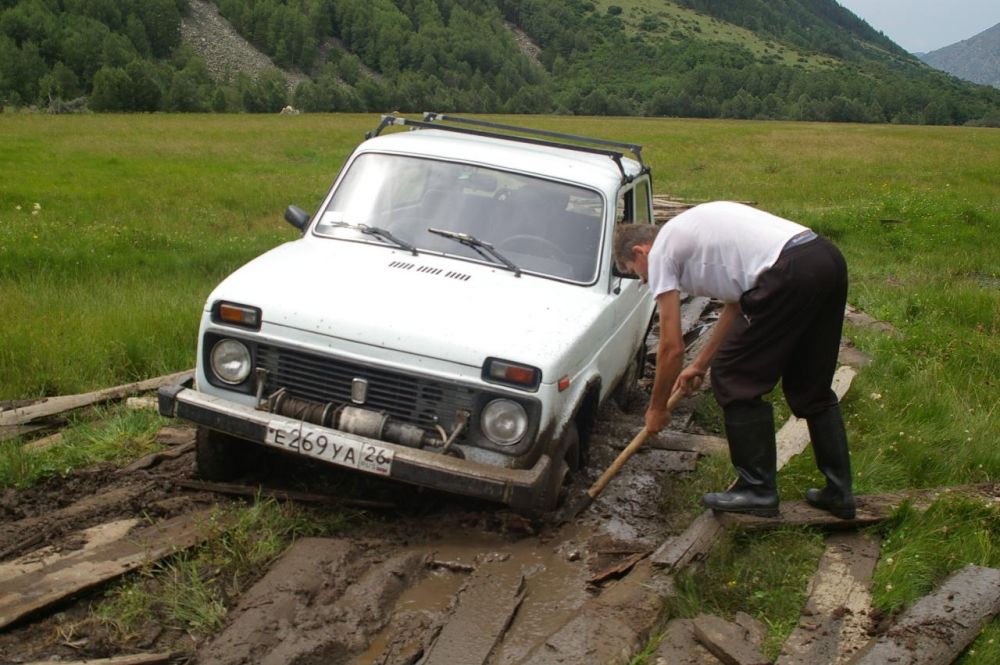Kavkaz, auto zapadlé v blátě