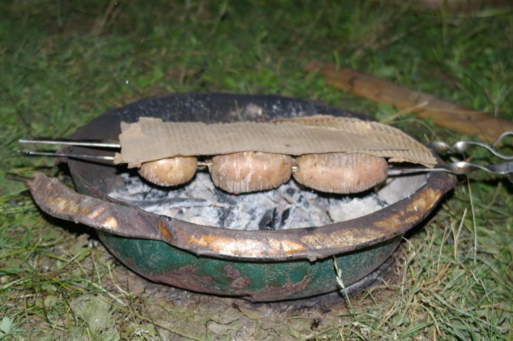 Kavkaz, koš Churzuk - večerní pečení brambor