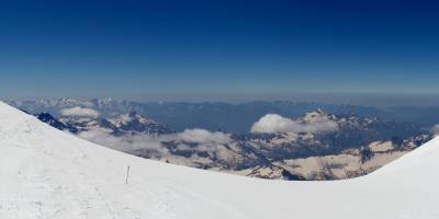 Popis: Kavkaz, mezi oběma vrcholy Elbrusu