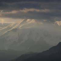 Popis: Kavkaz, Elbrus v mraku