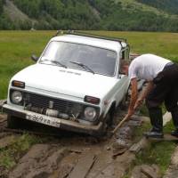 Popis: Kavkaz, auto zapadlé v blátě
