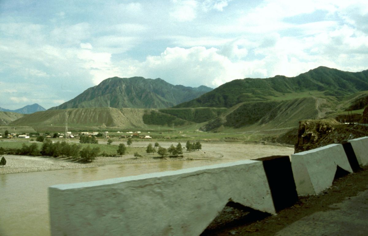 Altaj - silnice Čujský trakt a řeka Katuň