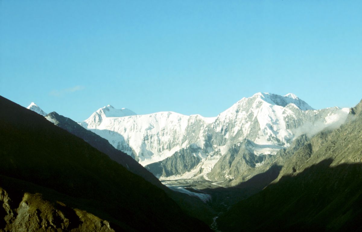 Bělucha (4506m) - úplně vlevo; nejvyšší hora Altaje