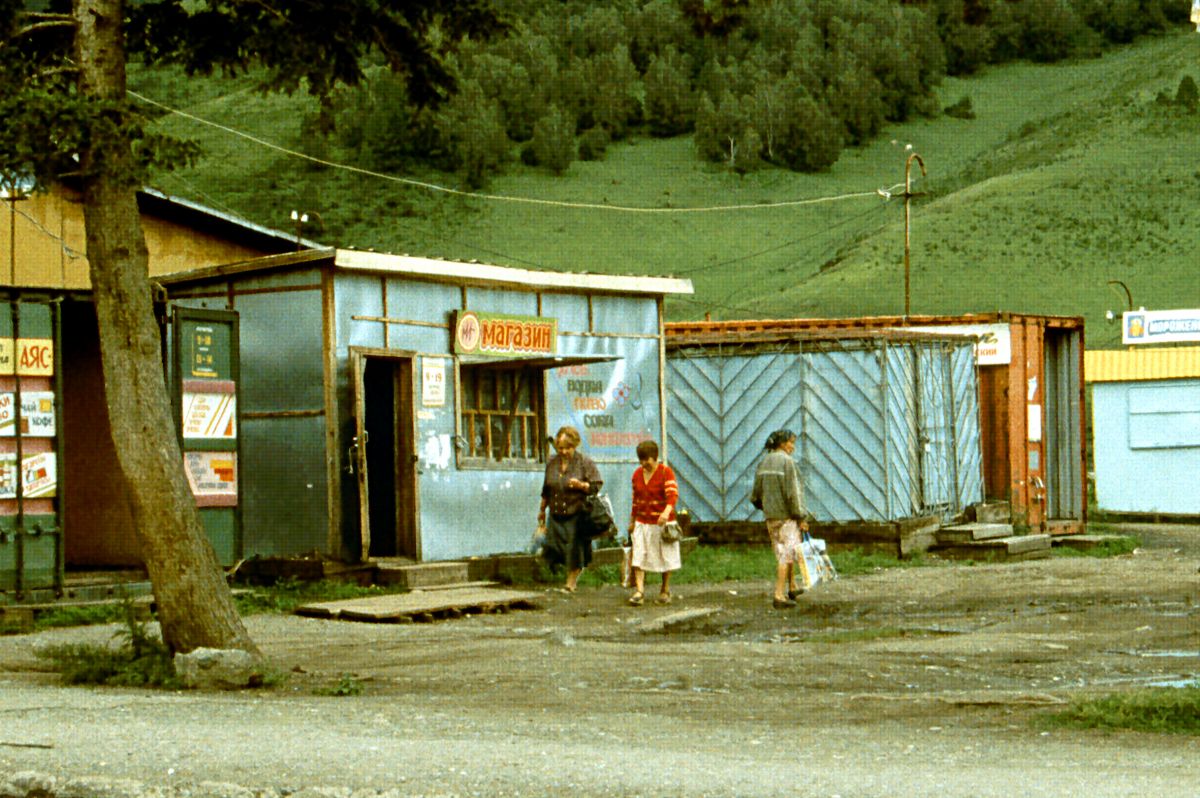 Nákupní stánky ve vsi Šebalino