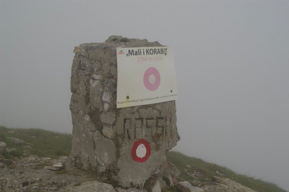 Vrchol Velkého Korab (2764m), nejvyšší vrch Makedonie i Albánie
