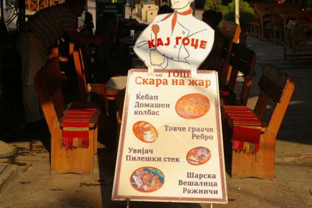 Skopje, nabídka jídel před restaurací