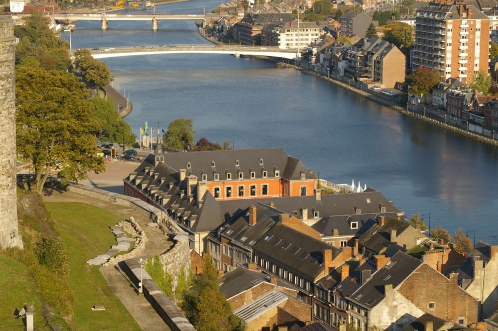Splavná řeka Máza, která protéká Namurem