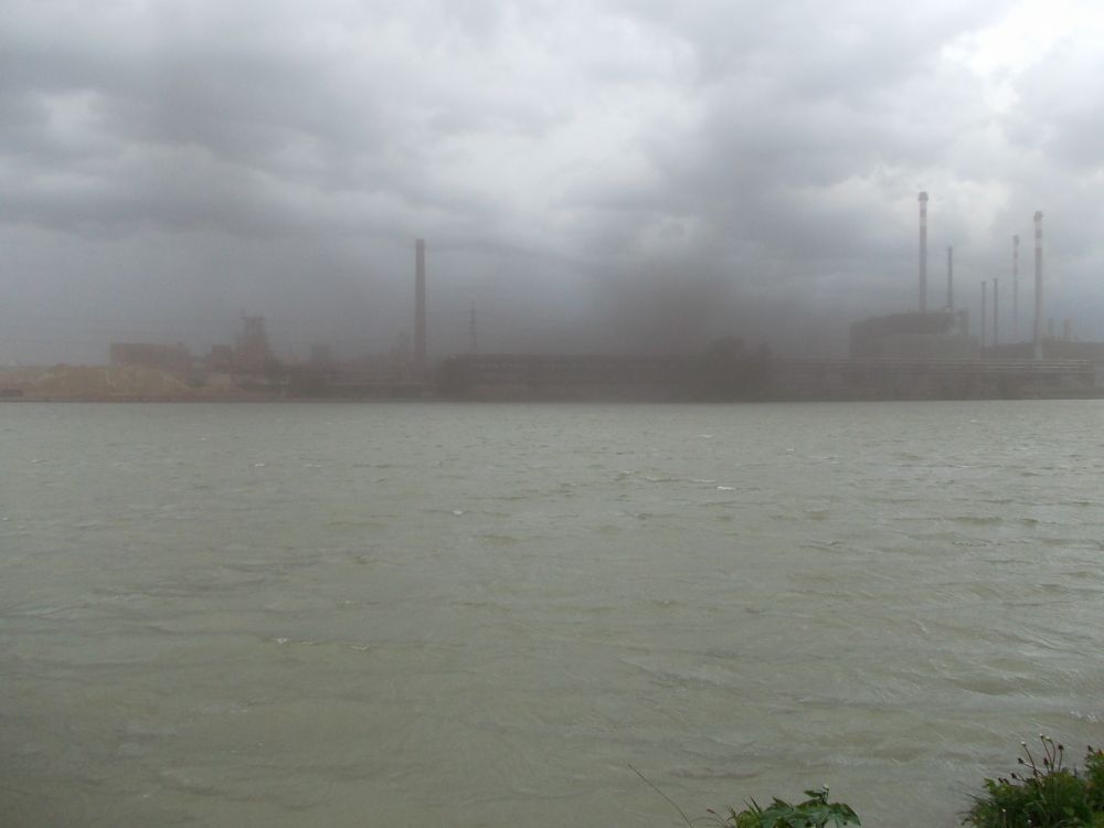Fabrika u Dunaje - kouř, smrad, před deštěm