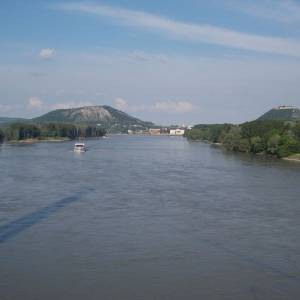 Dunaj a městečko Heinburg