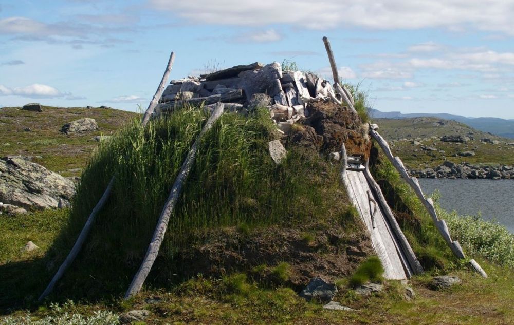 Sámská chatrč z březových větví, pokrytá březovou kůrou a zakrytá drny
