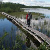 Popis: Na chodníku přes jezero