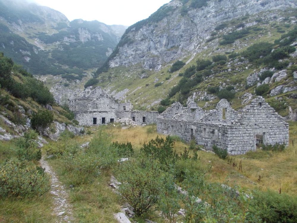 Dolina Za Lepočami u Krnských jezer, zbytky kasáren