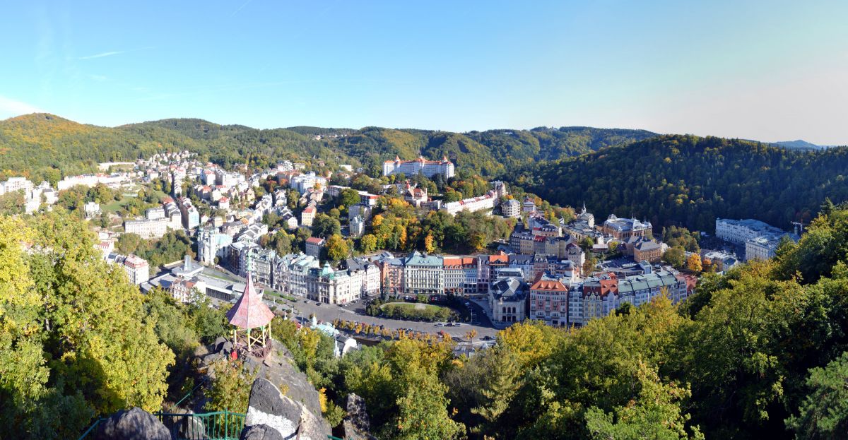 Panorama lázeňské části Varů - z vyhlídky Petr I.