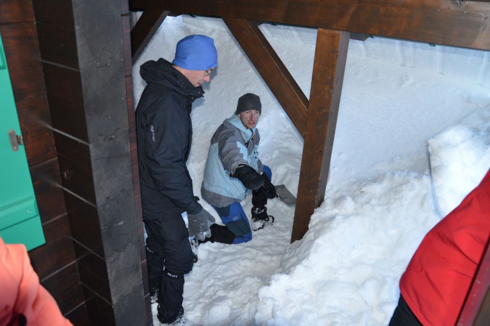 U Gloggnitzer Hütte - stavba záhrabu