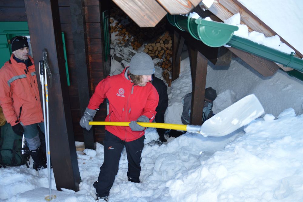 U Gloggnitzer Hütte - stavba záhrabu