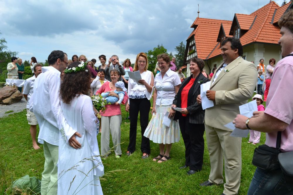 Sbor Sebranka předává = zpívá hudební dárek