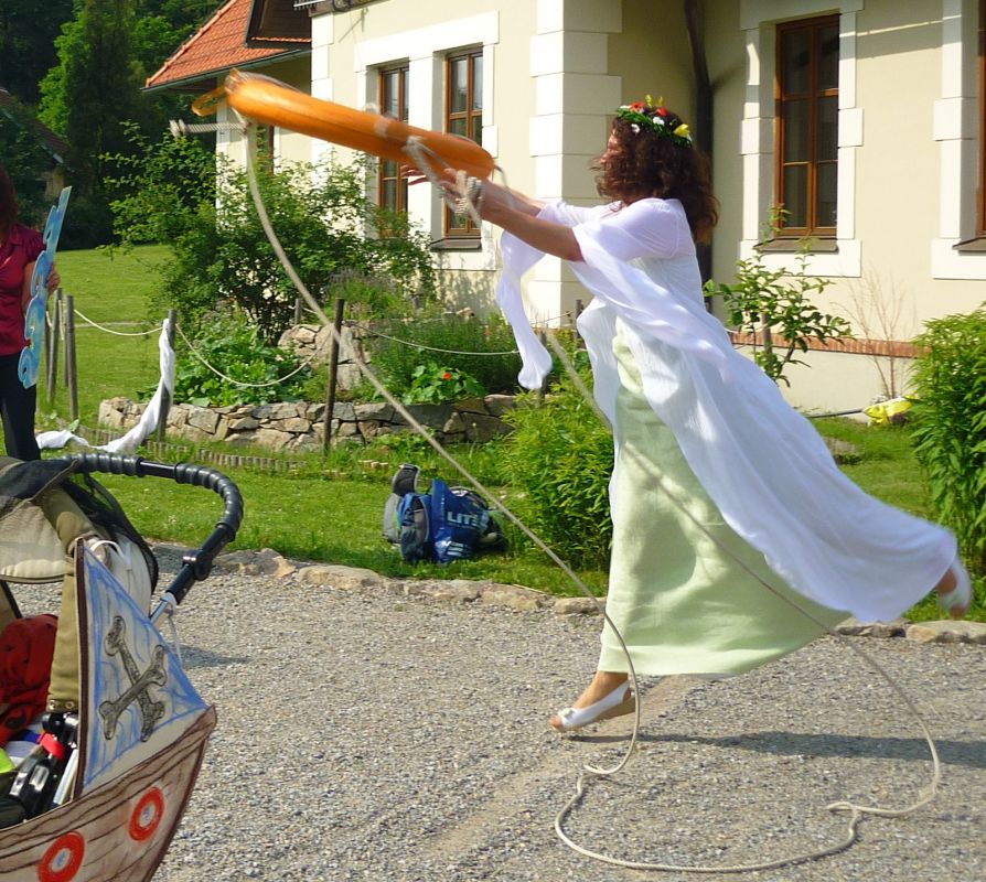 Nevěsta se pokouší zachránit svého ženicha uvězněného na  ostrově, vlevo dole kočárek pirátů, foto: tatínek nevěsty