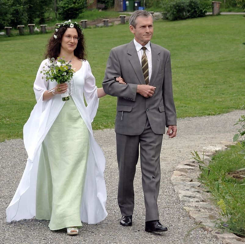 Tatínek ženicha vede nastávající, foto: Martin Koudy Koudelka