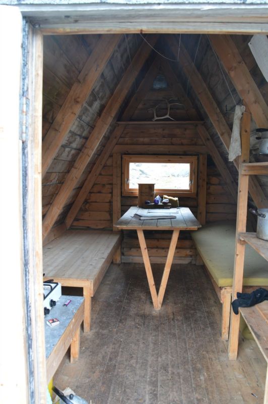 Otevřená a přístupná chatička Kvilebu Bauge, přesto se za nocleh platí (např. do kasičky či z domů na účet), seveřani systém nesneužívají