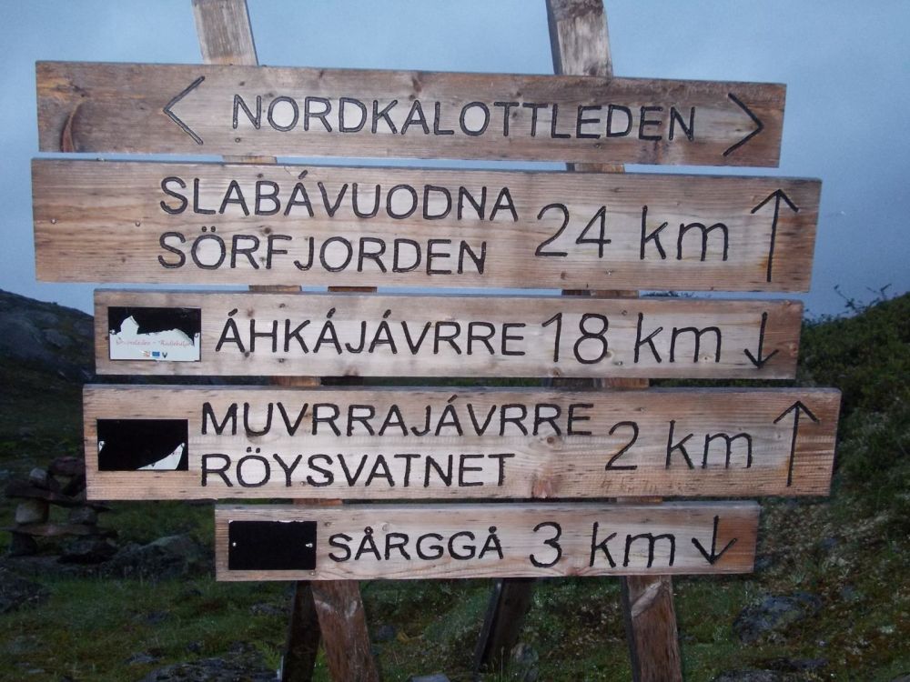 Rozcestí dvou pěších dálkových cest Nordkalottleden a Gränsleden