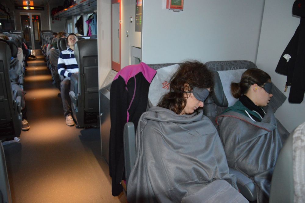 Noční vlak Trondheim - Oslo; každý i když jede na sezení nafasuje přikrývku, pásku na oči a šputny do uší