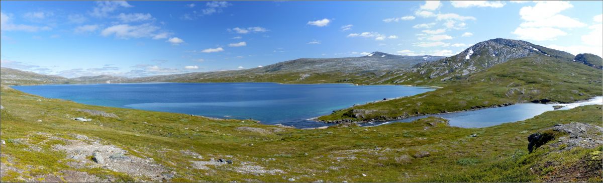 Sluncem osvícené jezero Bjøllåvatnet