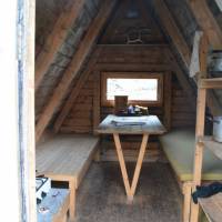 Popis: Otevřená a přístupná chatička Kvilebu Bauge, přesto se za nocleh platí (např. do kasičky či z domů na účet), seveřani systém nesneužívají