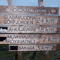 Popis: Rozcestí dvou pěších dálkových cest Nordkalottleden a Gränsleden