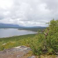 Popis: Obrovské jezero Akka, bohužel vesměs v mraku